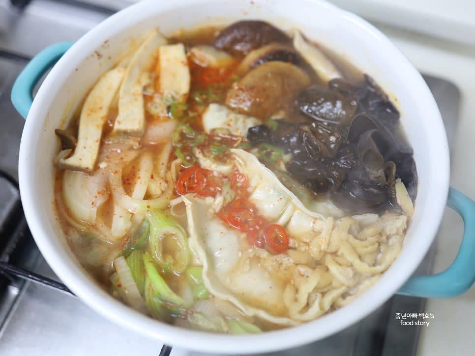 팔팔 끓인 후 중약불로 낮추어 뭉근하게 끓이며 맛을 조절합니다.