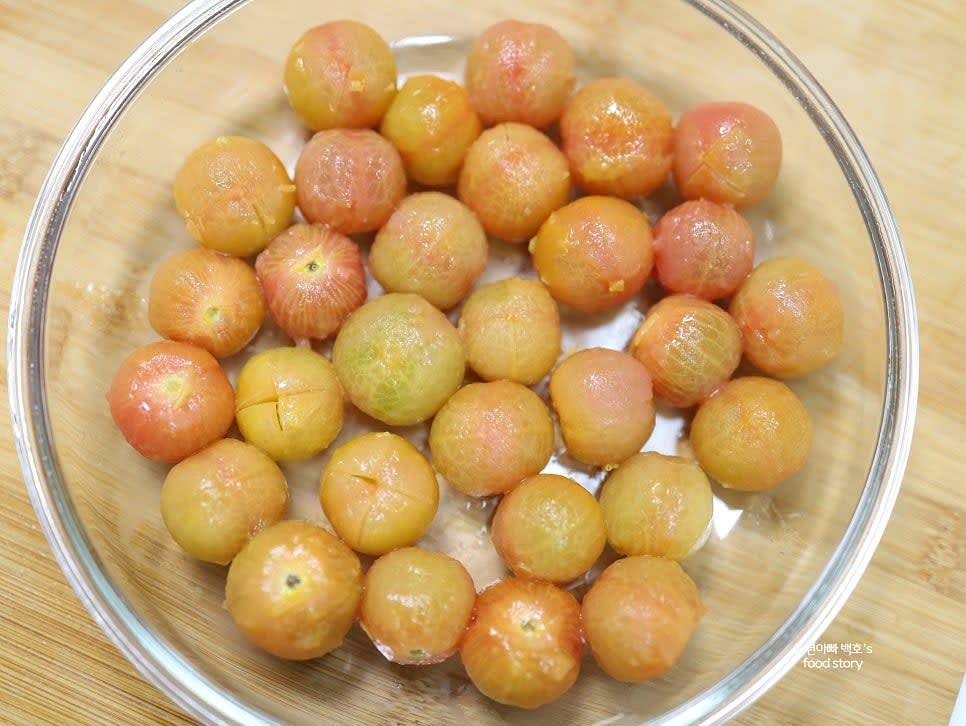 방울토마토의 껍질을 벗기거나 깨끗이 세척 후 사용합니다.