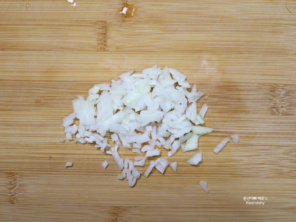 양파를 잘게 다집니다.