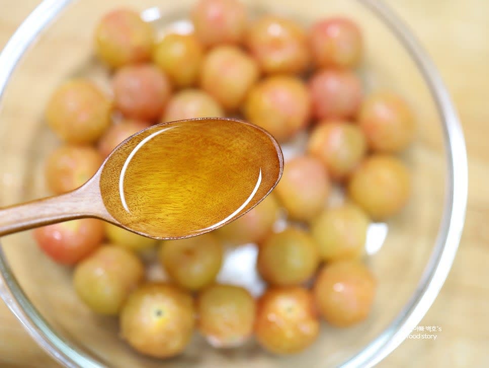 큰 볼에 올리브오일 4스푼, 알룰로스 1스푼, 레몬즙 3스푼을 넣고 잘 섞습니다.