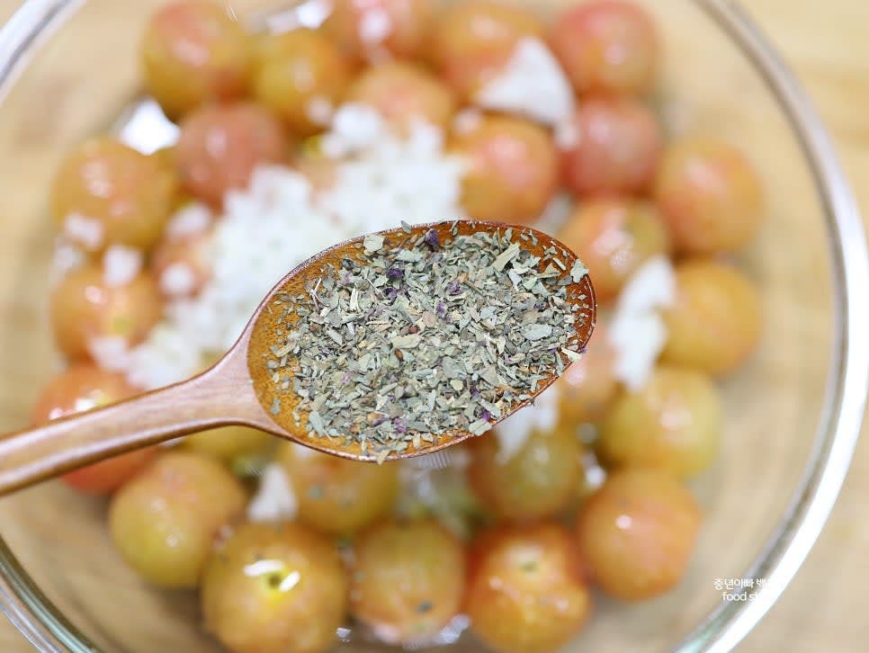 다진 양파와 바질가루 1스푼, 후추 약간을 추가해 혼합합니다.