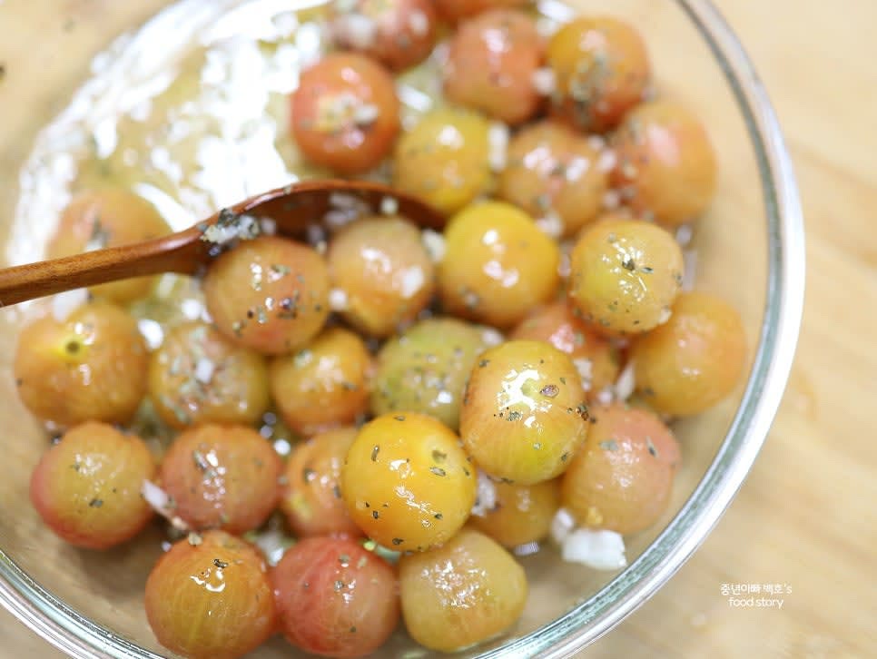 방울토마토를 넣고 골고루 섞어줍니다.