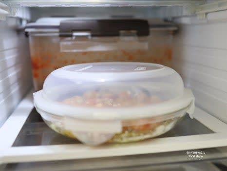 유리 밀폐용기에 담아 냉장고에 반나절 또는 하루 동안 숙성시킵니다.