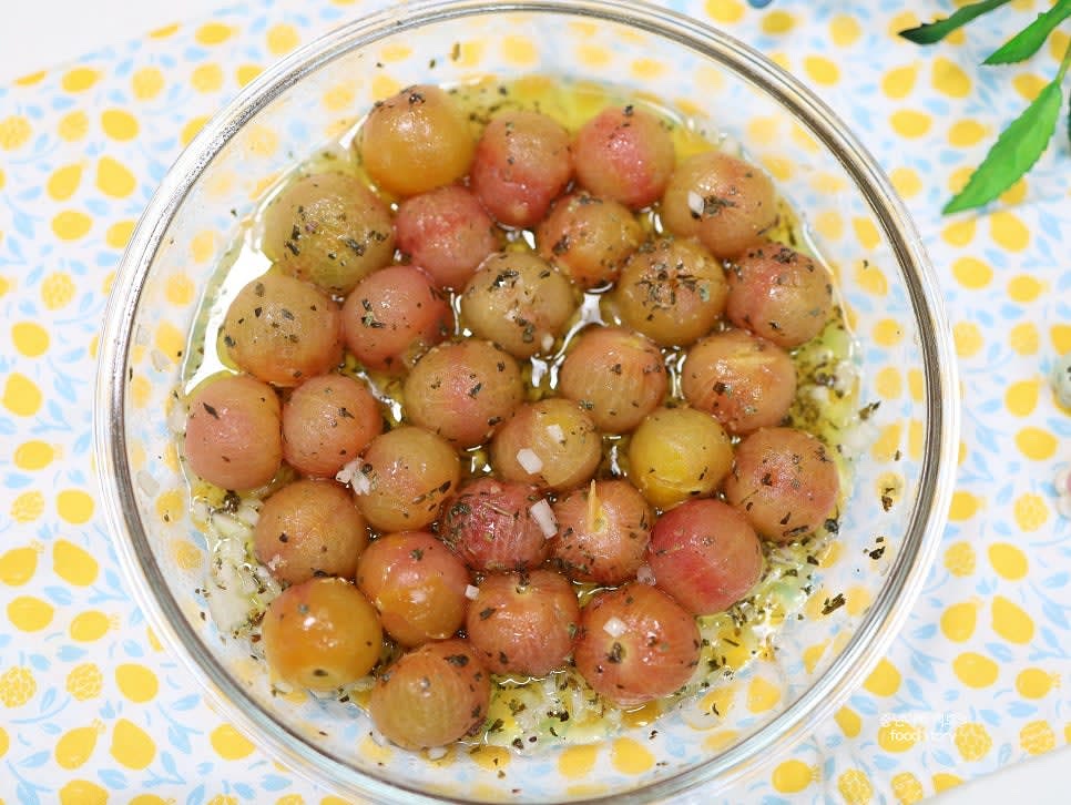 숙성된 방울토마토 마리네이드를 골고루 섞어 접시에 담아 제공합니다.