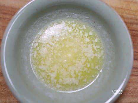 가염버터 30g을 전자레인지에서 녹입니다. 처음 30초 돌린 후 10초 단위로 확인하며 완전히 녹입니다.