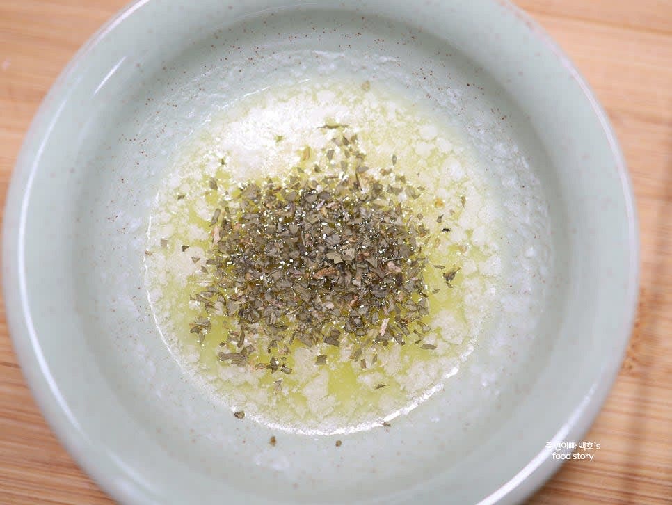 녹인 버터에 파슬리가루를 섞고 베이글 조각 위에 고르게 발라줍니다.