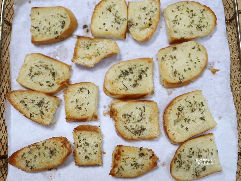 에어프라이어 망에 포일을 깔고 베이글 조각을 겹치지 않게 올린 뒤, 180℃로 4분간 굽습니다.