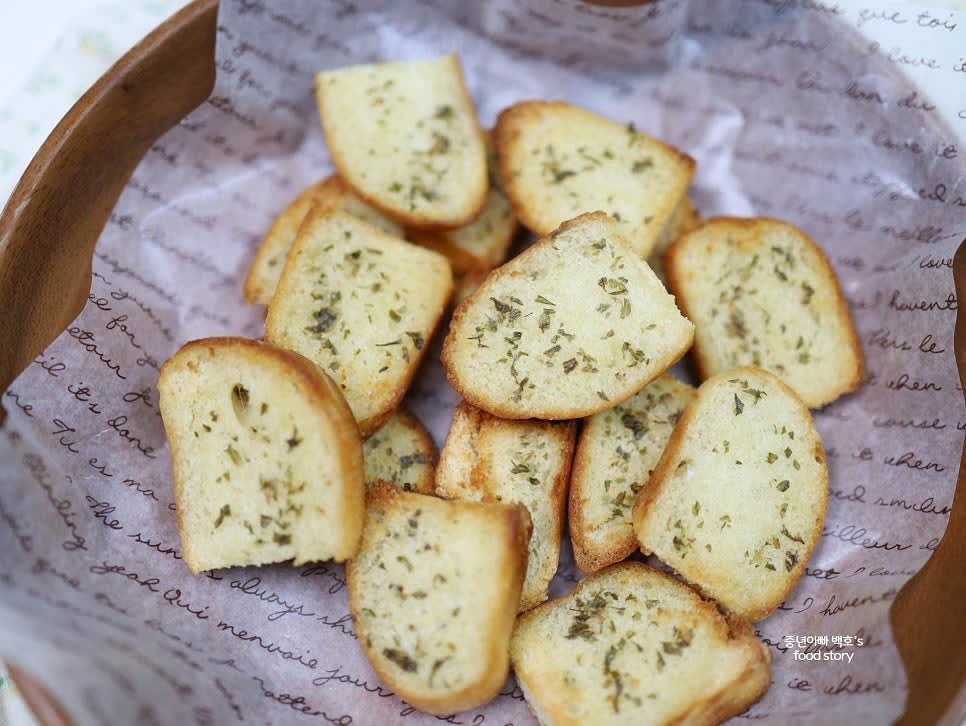 완성된 베이글칩을 그릇에 담아 서빙합니다.