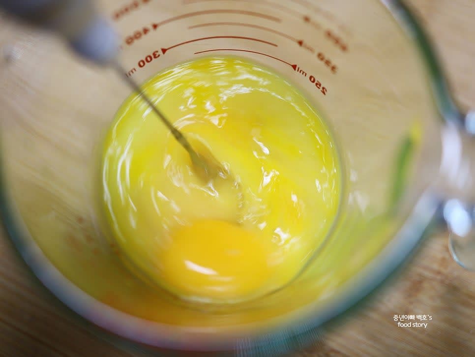 달걀 4알을 풀어 곱게 섞고, 팬에 얇게 펴서 약불로 천천히 익혀 계란지단을 만듭니다. 식힌 후 얇게 채 썰어 준비합니다.