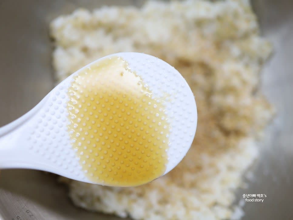 밥은 평소보다 물을 약간 적게 넣어 고슬고슬하게 지어줍니다. 소금, 통깨, 참기름으로 밥을 간하고 살살 섞어줍니다.