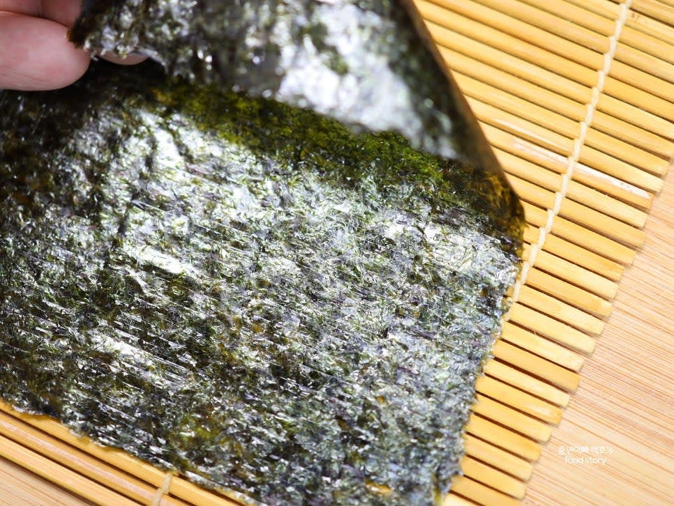 김밥김의 매끄러운 면이 아래로 가도록 놓고, 밥을 김의 아래부터 2/3 정도로 고르게 펴줍니다.