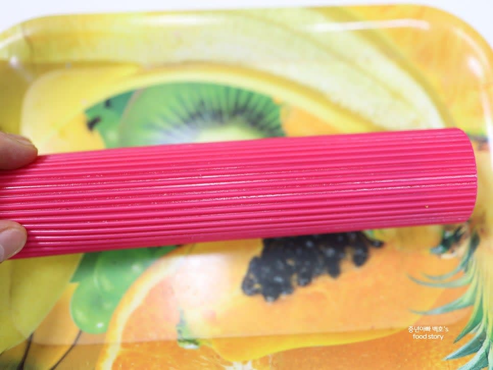 김밥을 아래쪽부터 말아 공기를 빼듯이 단단하게 말아줍니다. 끝부분이 잘 붙도록 잠시 둡니다.