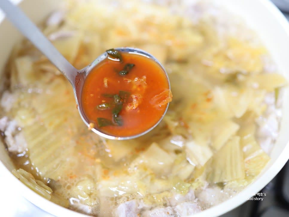 묵은지와 김칫국물을 넣고 고춧가루, 다진 마늘, 참치 액젓을 추가합니다.