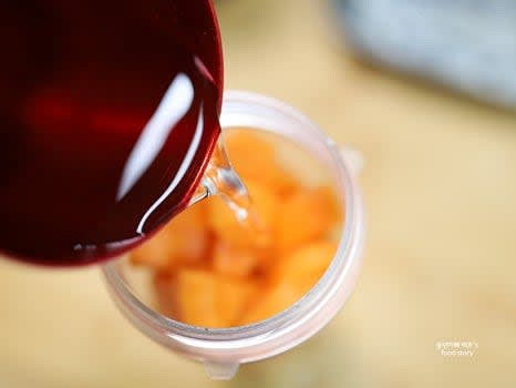 생수 1컵을 부어 재료가 잘 갈리도록 준비합니다. 취향에 따라 물의 양을 조절합니다.