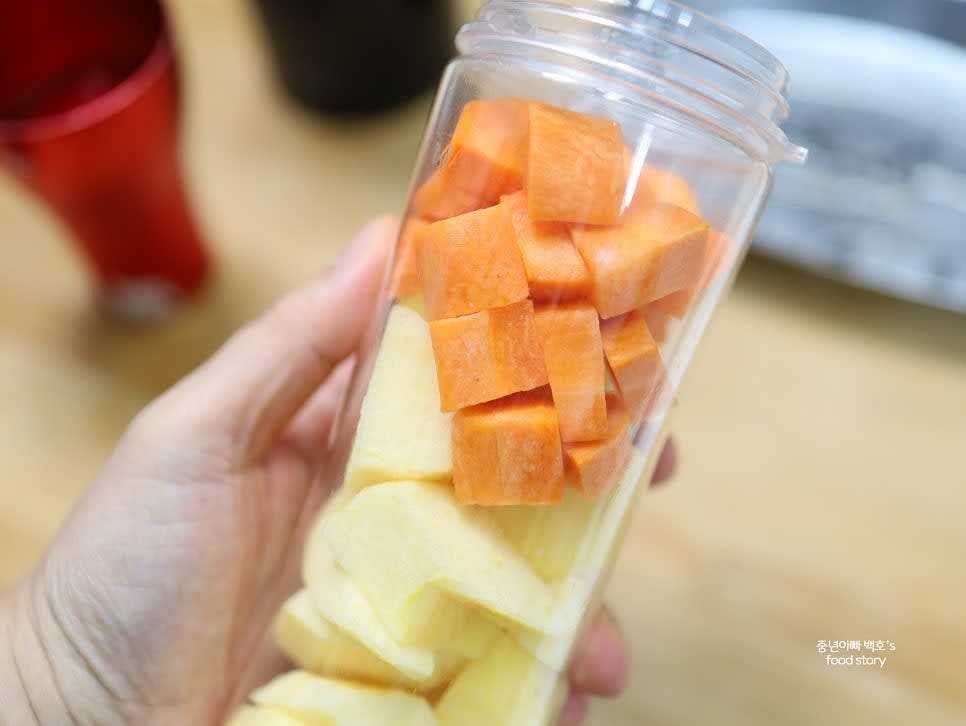 믹서기에 손질한 사과와 당근을 넣습니다.