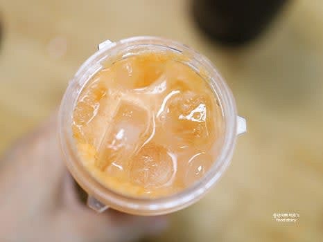 시원하게 마시고 싶다면 얼음을 추가로 넣고 다시 한 번 갈아줍니다.