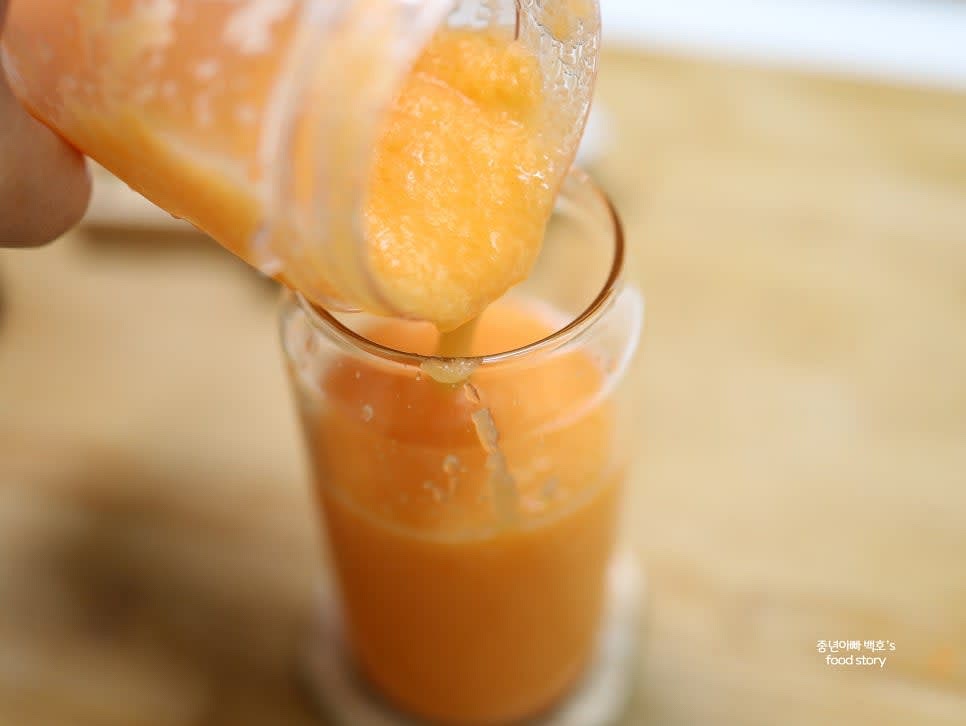 완성된 주스를 잔에 따라내고 바로 즐깁니다.