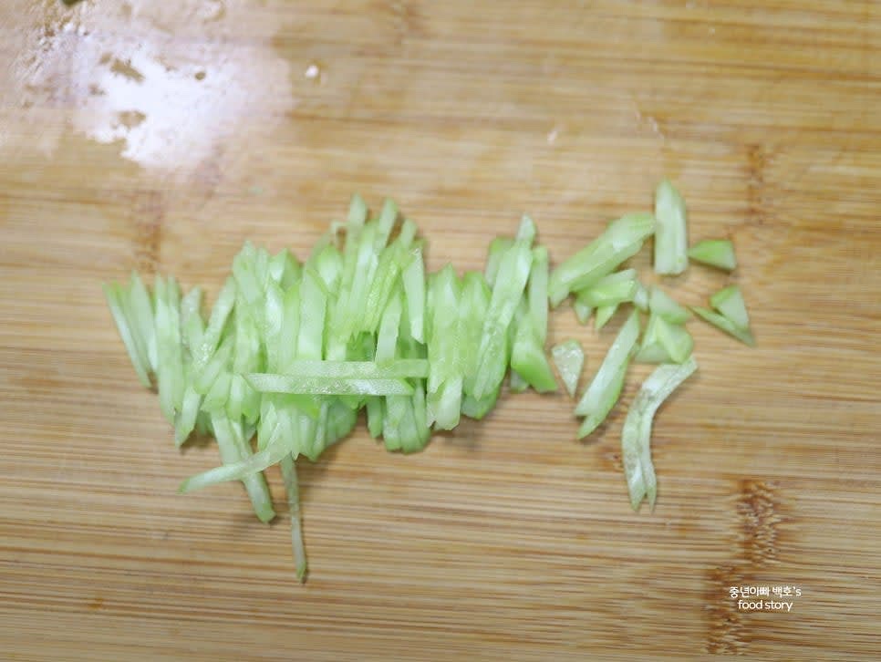 양상추는 먹기 좋은 크기로 채 썰고, 오이는 얇게 채 썰어 준비합니다.