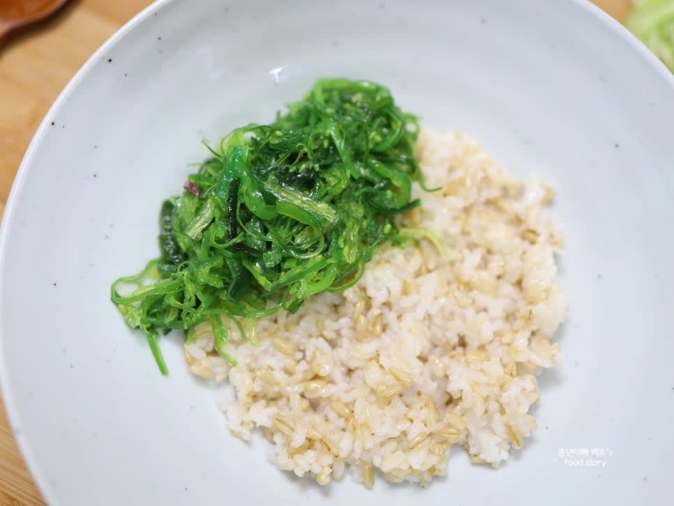 코스트코 해초샐러드를 적당량 올립니다.