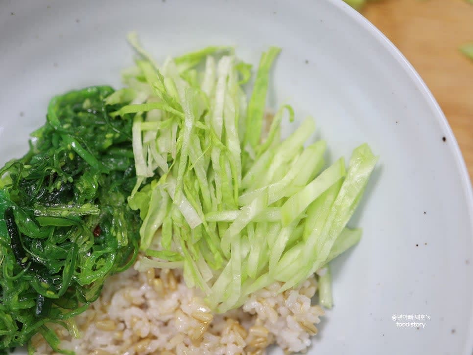 양상추와 오이 채를 함께 올립니다.