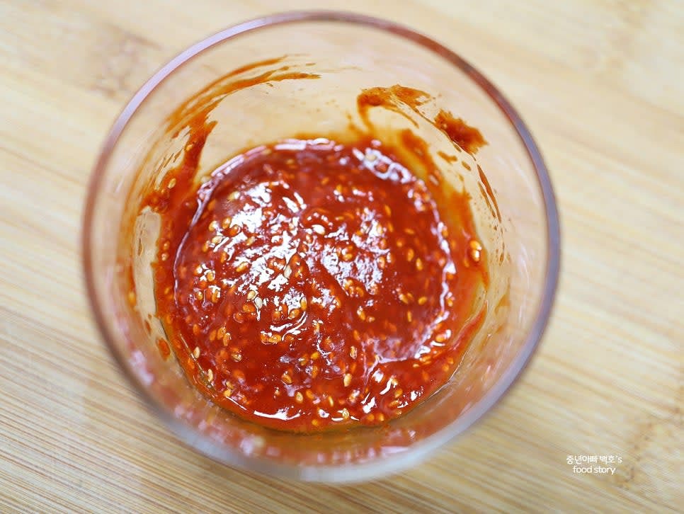 고추장, 레몬즙, 참기름, 통깨를 섞어 비빔밥 고추장양념장을 만듭니다.