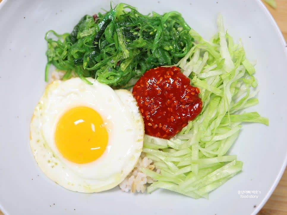 만든 양념장을 가운데 올리고 계란 프라이를 추가합니다.