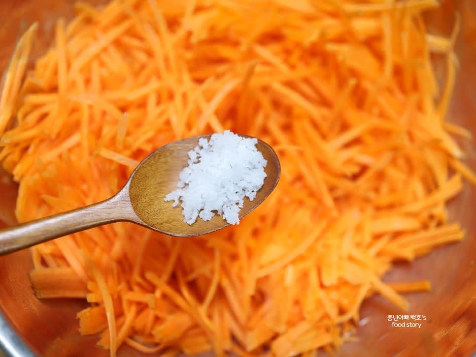채 썬 당근에 소금 1/2스푼을 넣고 조물조물 버무린 후 10~15분간 절입니다. 중간에 한두 번 뒤적여 주세요.