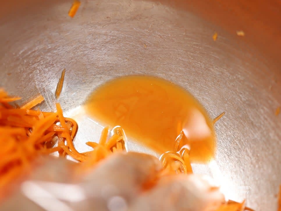 절인 당근에서 나온 물기를 손으로 꽉 짜서 제거합니다.