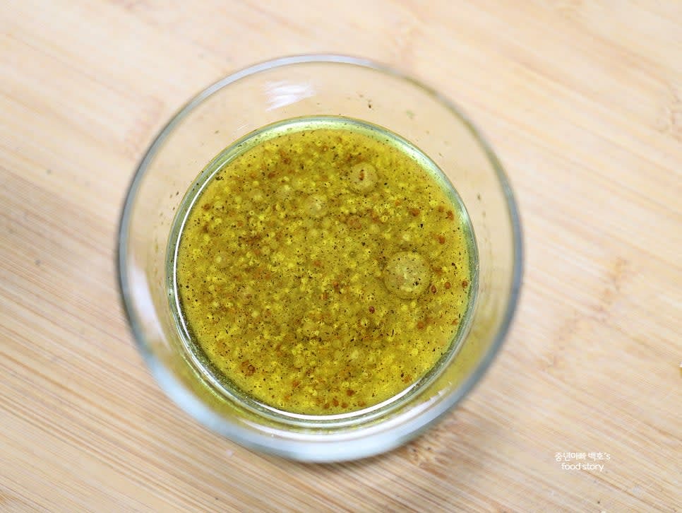 믹싱 볼에 레몬즙 5스푼, 올리브오일 5스푼, 홀그레인 머스터드소스 1.5스푼, 후춧가루 약간을 넣고 잘 섞어 샐러드 드레싱을 만듭니다.