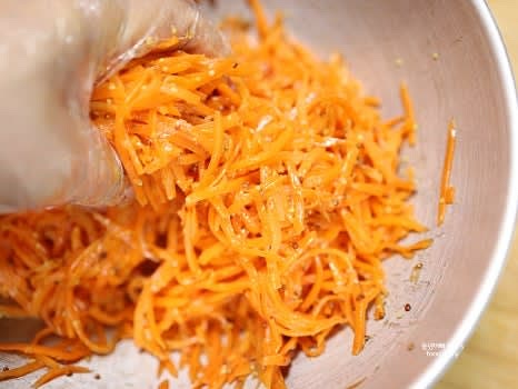 절인 당근을 믹싱 볼에 넣고 드레싱의 절반을 넣어 골고루 섞어줍니다. 취향에 따라 나머지 드레싱을 추가합니다.