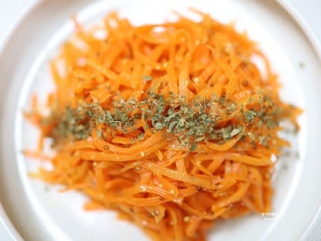 파슬리가루를 뿌려 마무리하고 냉장고에 몇 시간 숙성 후 제공합니다.