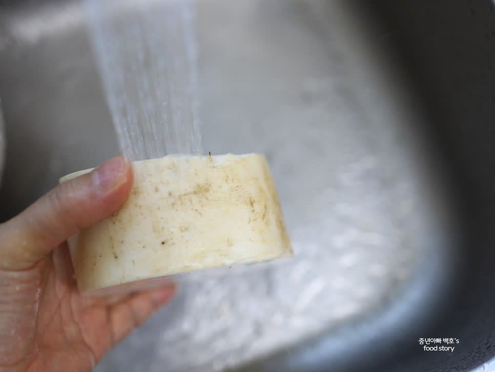 무를 깨끗이 세척하고 껍질째 사용합니다.