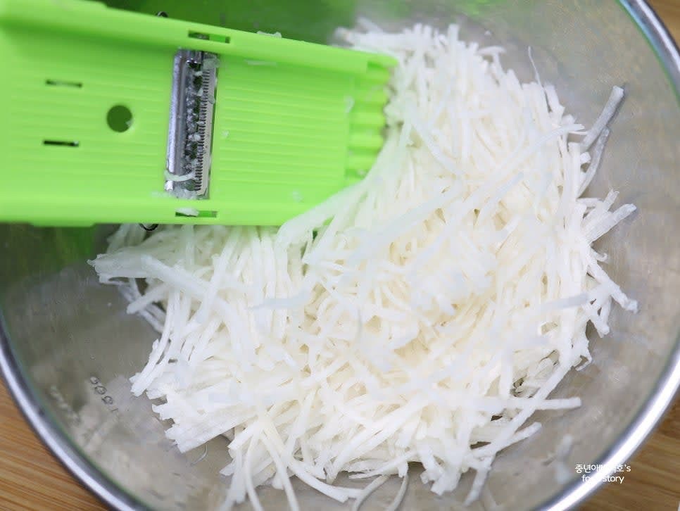무를 2~4등분으로 자른 후 무채칼을 사용해 얇게 채 썰어줍니다.