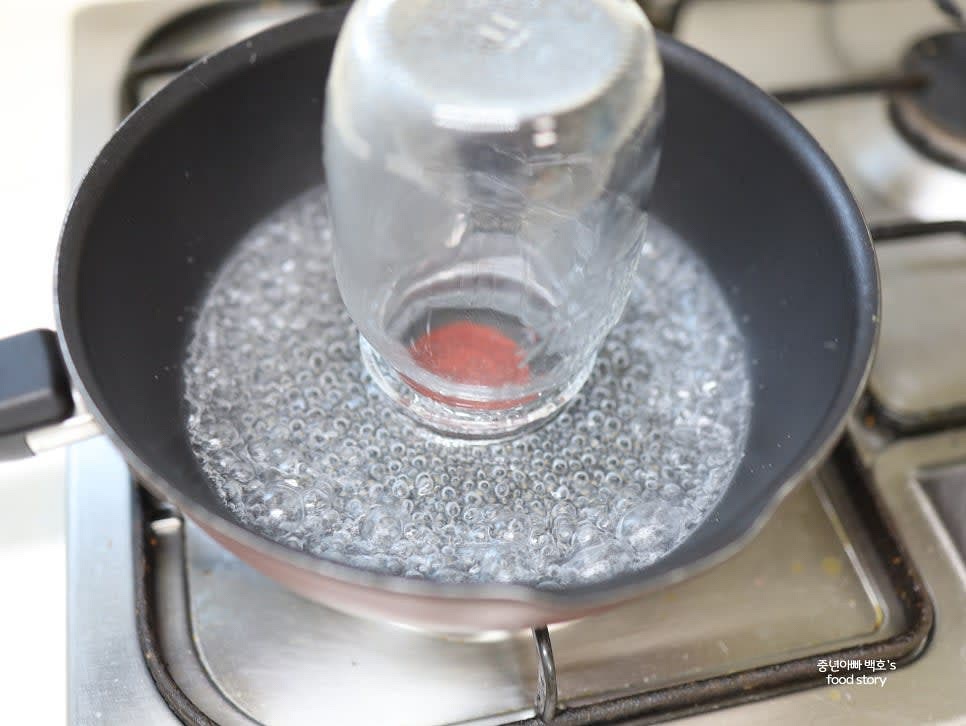 끓는 물로 병을 열 소독한 후 완전히 식혀 준비합니다.