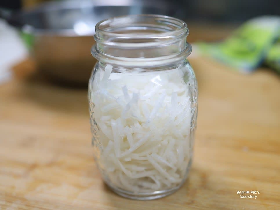 소독한 병에 무채를 채워 넣습니다.