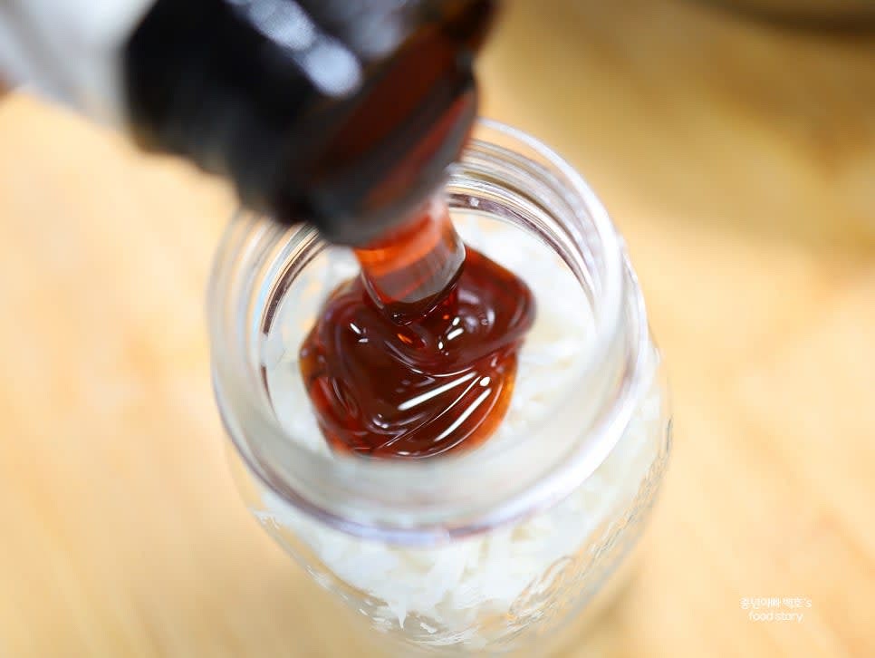 무채가 잠길 정도로 꿀을 부은 후 잘 저어줍니다.