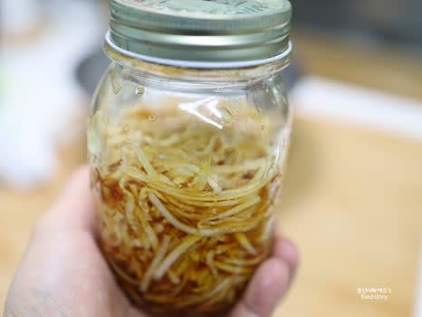 뚜껑을 닫고 냉장고에 하루 정도 숙성시킵니다.