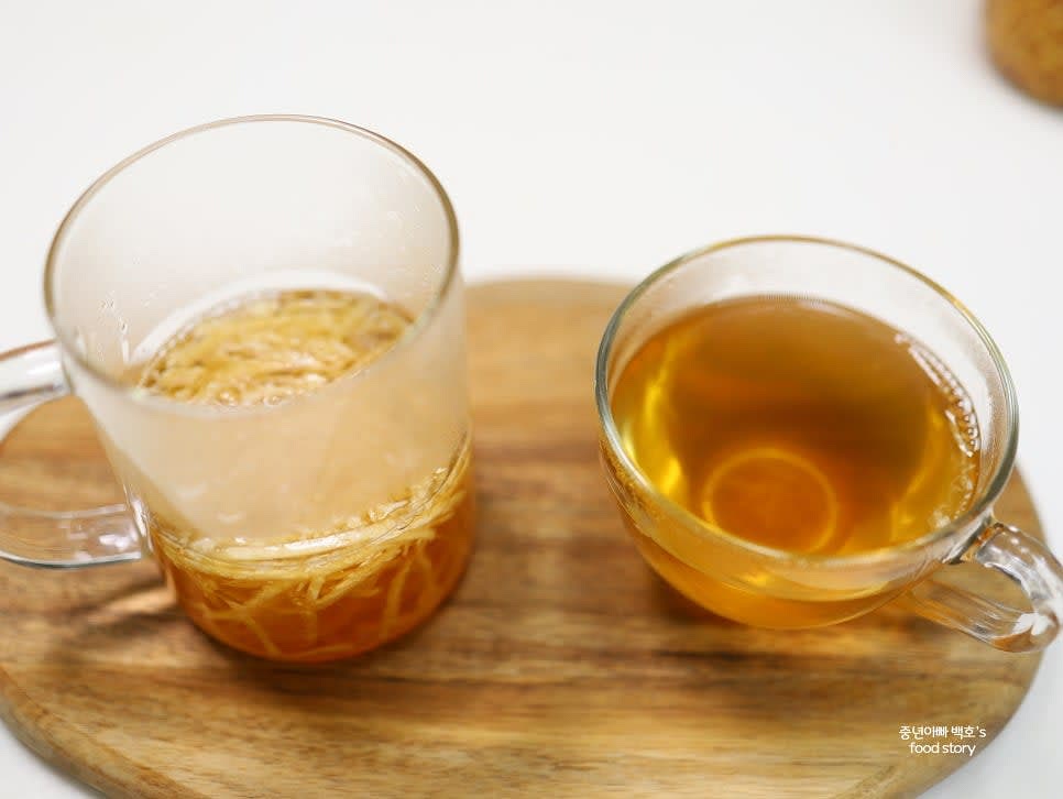 숙성된 무꿀즙을 뜨거운 물 150ml에 2스푼씩 넣어 잘 저어 차로 마십니다.