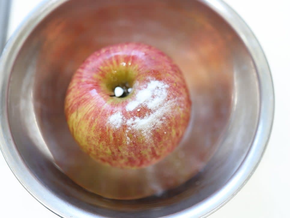 양배추와 사과는 베이킹 소다를 이용해 깨끗이 씻고 흐르는 물에 헹궈줍니다.