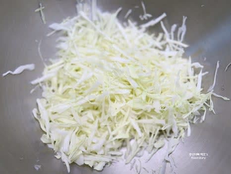 사과와 양배추를 0.3cm 두께로 얇게 채 썰어줍니다. 양배추는 2~3cm 길이로 자릅니다.