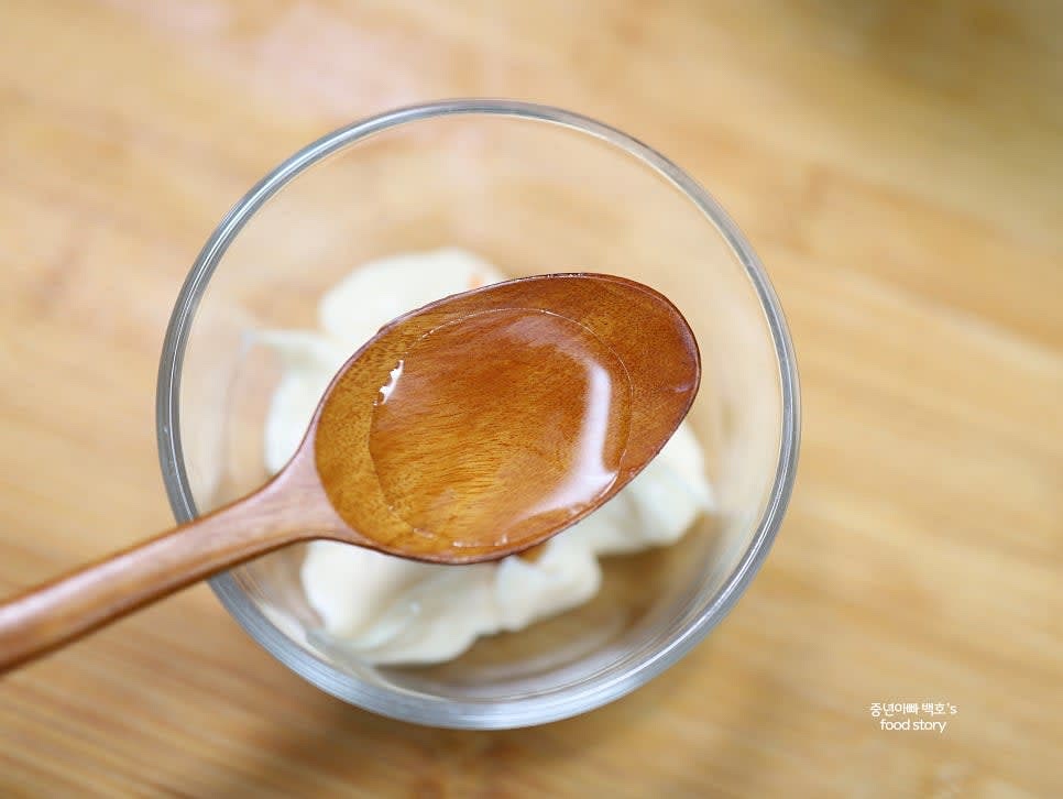 믹싱 볼에 마요네즈 3T, 케첩 1T, 알룰로스 1/2T, 후추 약간을 넣고 잘 섞어 드레싱을 만듭니다.