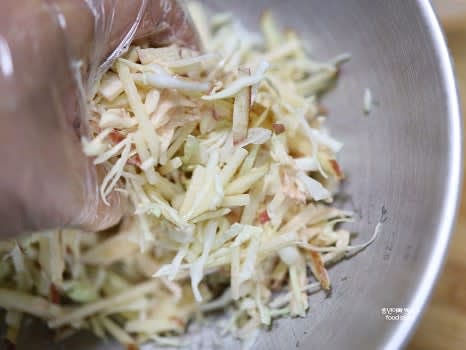 채 썬 양배추와 사과를 믹싱 볼에 넣고 드레싱을 1/2~2/3 양만큼 먼저 넣어 손으로 가볍게 버무립니다.