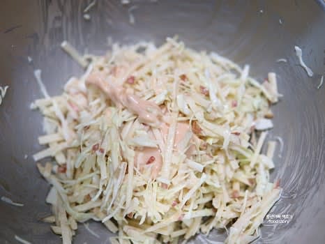 드레싱이 부족하면 나머지를 추가로 넣고 골고루 섞어줍니다.