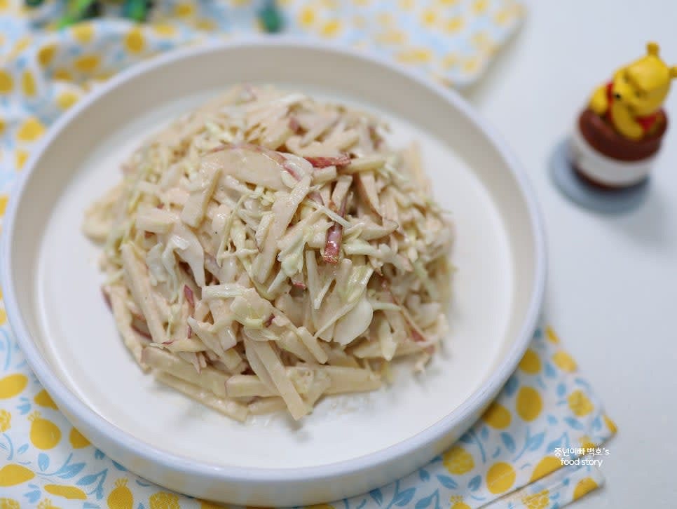 완성된 샐러드는 샌드위치 재료로 활용하거나 간단한 반찬, 맥주 안주로 즐깁니다.