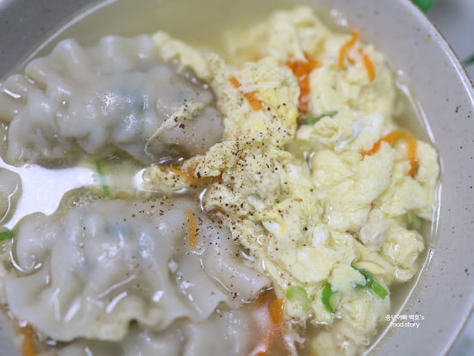 완성된 계란만두국을 그릇에 담고, 후추를 톡톡 뿌려 취향에 맞게 즐깁니다.