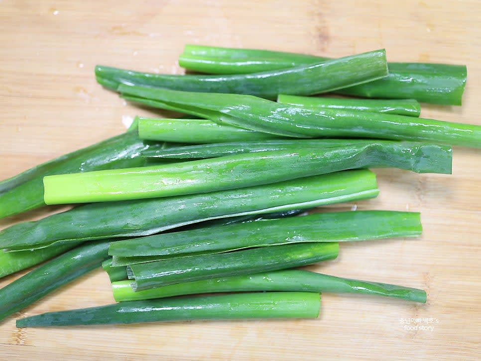 대파 녹색 부분을 길게 잘라 준비합니다.