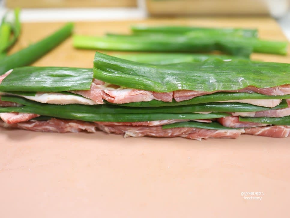 삼겹살과 대파를 번갈아 가며 겹겹이 쌓아 밀푀유처럼 만듭니다.