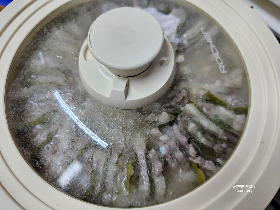 뚜껑을 덮고 약불에서 40분간 천천히 조리합니다.