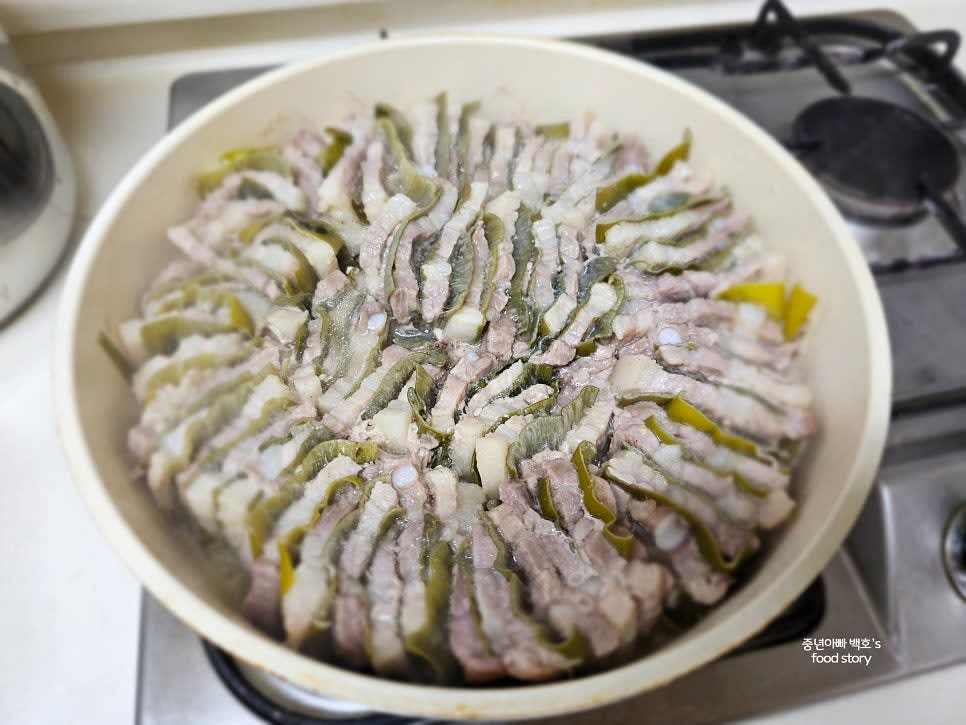 40분 후 뚜껑을 열고 완성된 수육을 그대로 식탁에 옮겨 모양을 유지합니다.