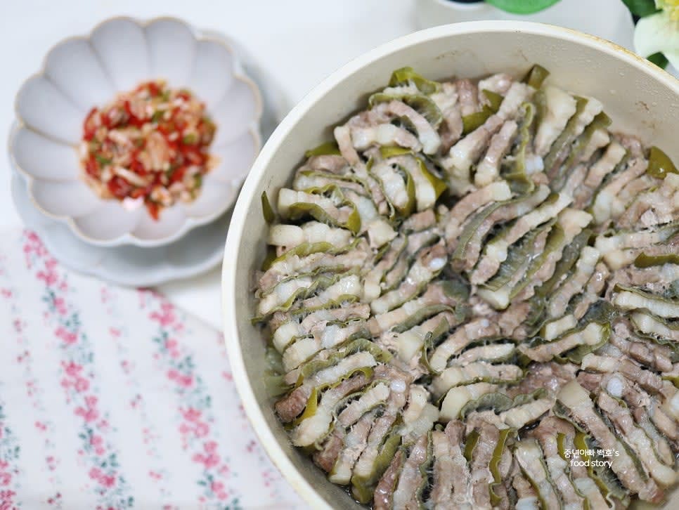 새우젓 무침 등 소스와 함께 곁들여 즐깁니다.